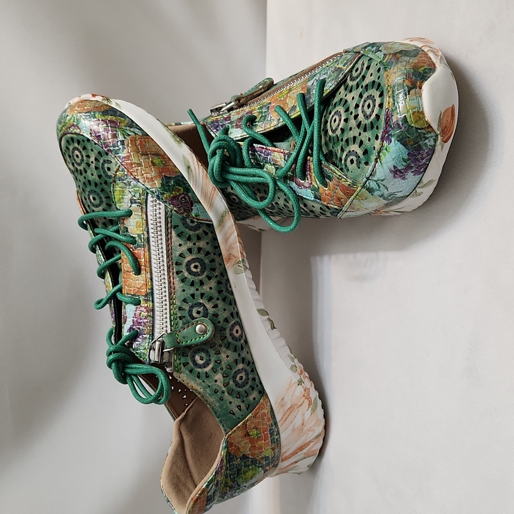 L'ARTISTE Jazzie Mixed Media Perforated Floral Cut Out Sneakers (W Size 38)